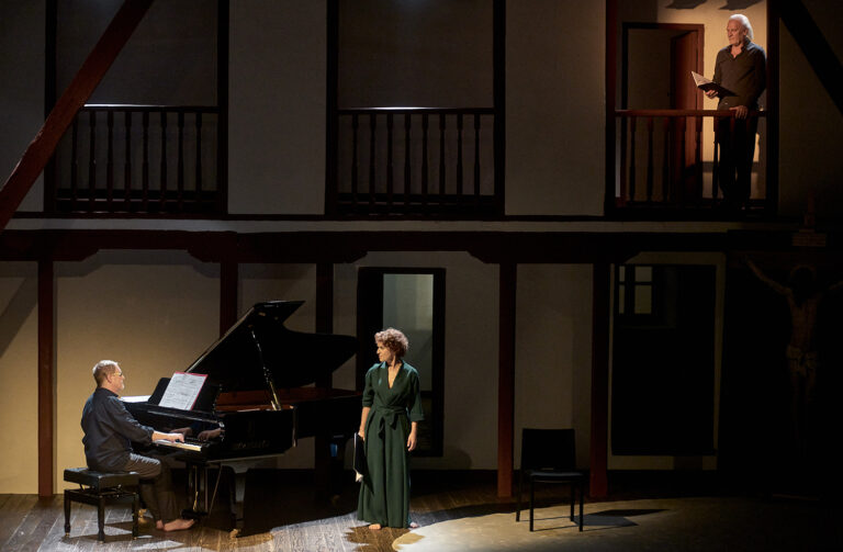 Los dos actores, junto al pianista, en el Corral de Comedias de Almagro