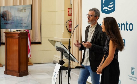 De izda. a dcha., Joaquín Casanova y Elisa Ramos, fundadores de La Maquiné y directores artísticos de la ceremonia; la concejala delegada de Cultura, Noelia Losada; el director general de la Fundación SGAE, Rubén Gutiérrez; la directora de la SGAE en Andalucía, Verónica Repiso, y el director-gerente del Teatro Cervantes de Málaga, Juan Antonio Vigar