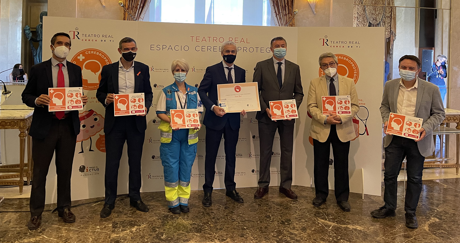 Raúl Respaldiza (CEO de Zertior), Julio Agredano (presidente de la Fundación Freno al Ictus), Dra. Fátima Gutiérrez Sánchez (Directora Médico Asistencial del SUMMA 112), Ignacio García-Belenguer (director general del Teatro Real), Dr. Jesús Vázquez Castro (director general del Proceso Integrado de Salud de la Consejería de Sanidad de la Comunidad de Madrid), Dr. Exuperio Díez-Tejedor (coordinador del Plan Ictus de la Comunidad de Madrid) y Dr. David Pérez (presidente de la Asociación Madrileña de Neurología)