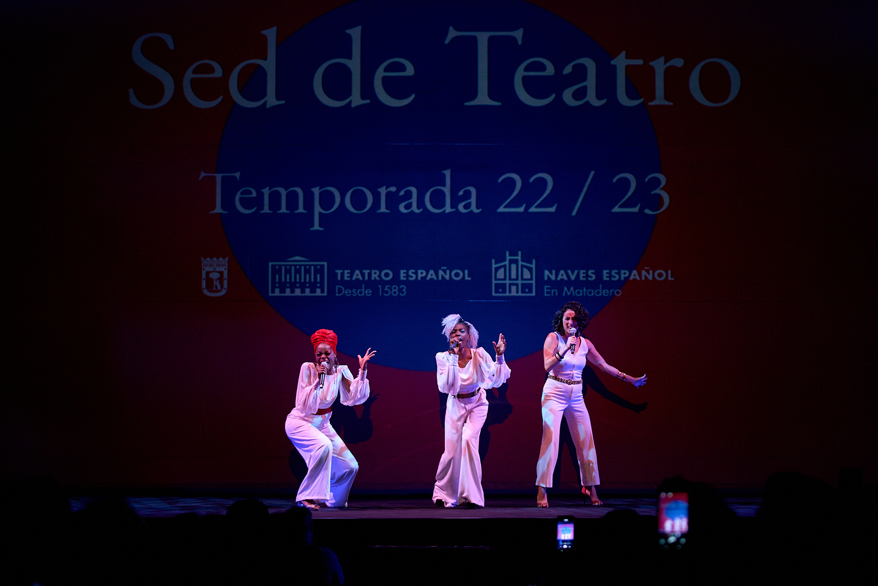 Dnoe LaMiss, Astrid Jones y Paula Iwasaki, interpretaron al unísono el tema El viejo varieté, en versión de Luis Miguel Cobo Presentacion Temporada 22 23 Teatro Espanol 1 marcosGpunto