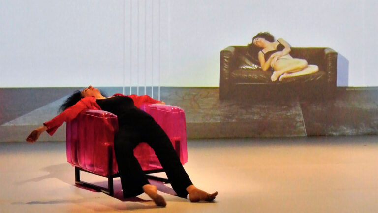 Una escena de Behind the light