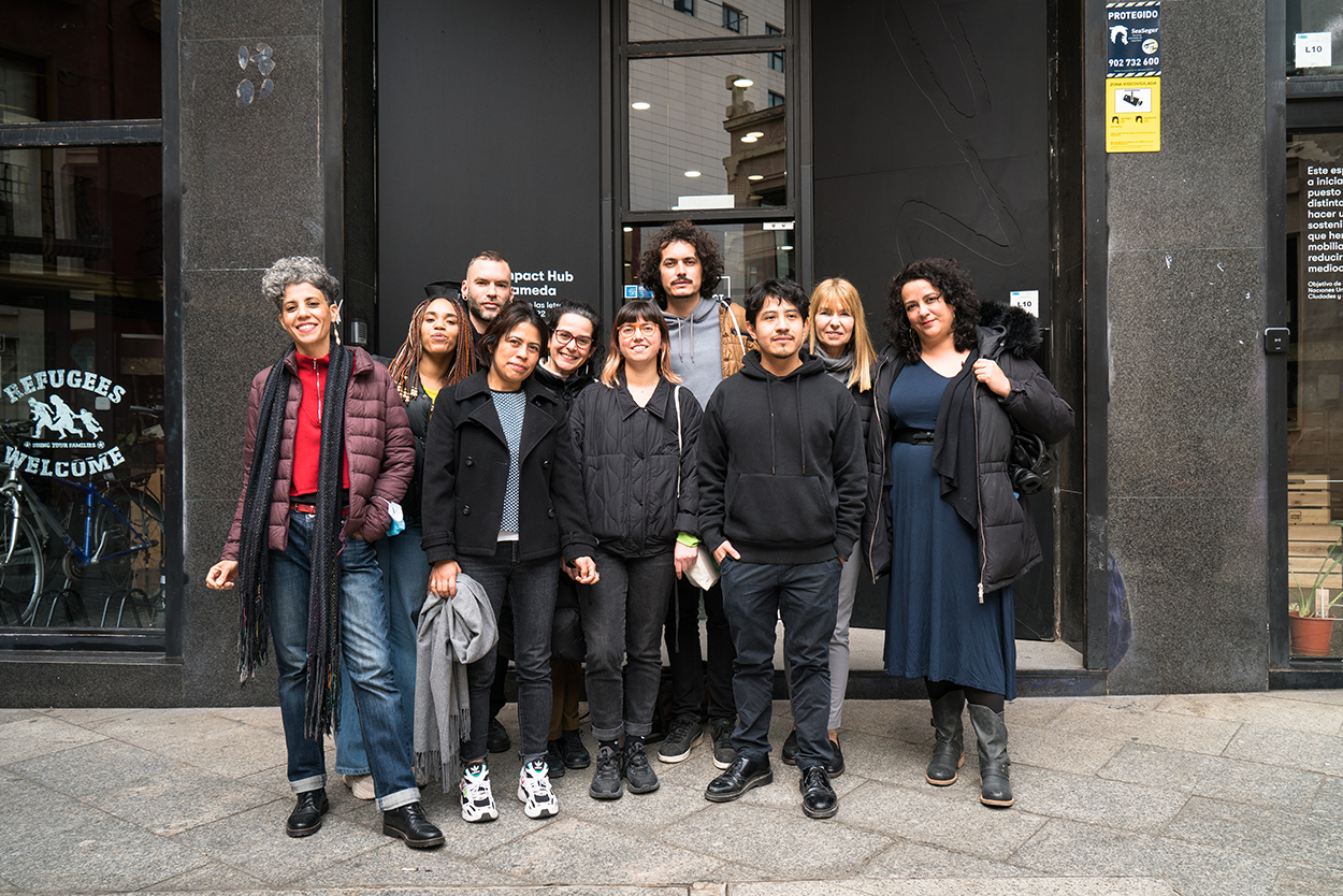 Los artistas participantes del PAAL fotografiados en el Impact Hub de Madrid