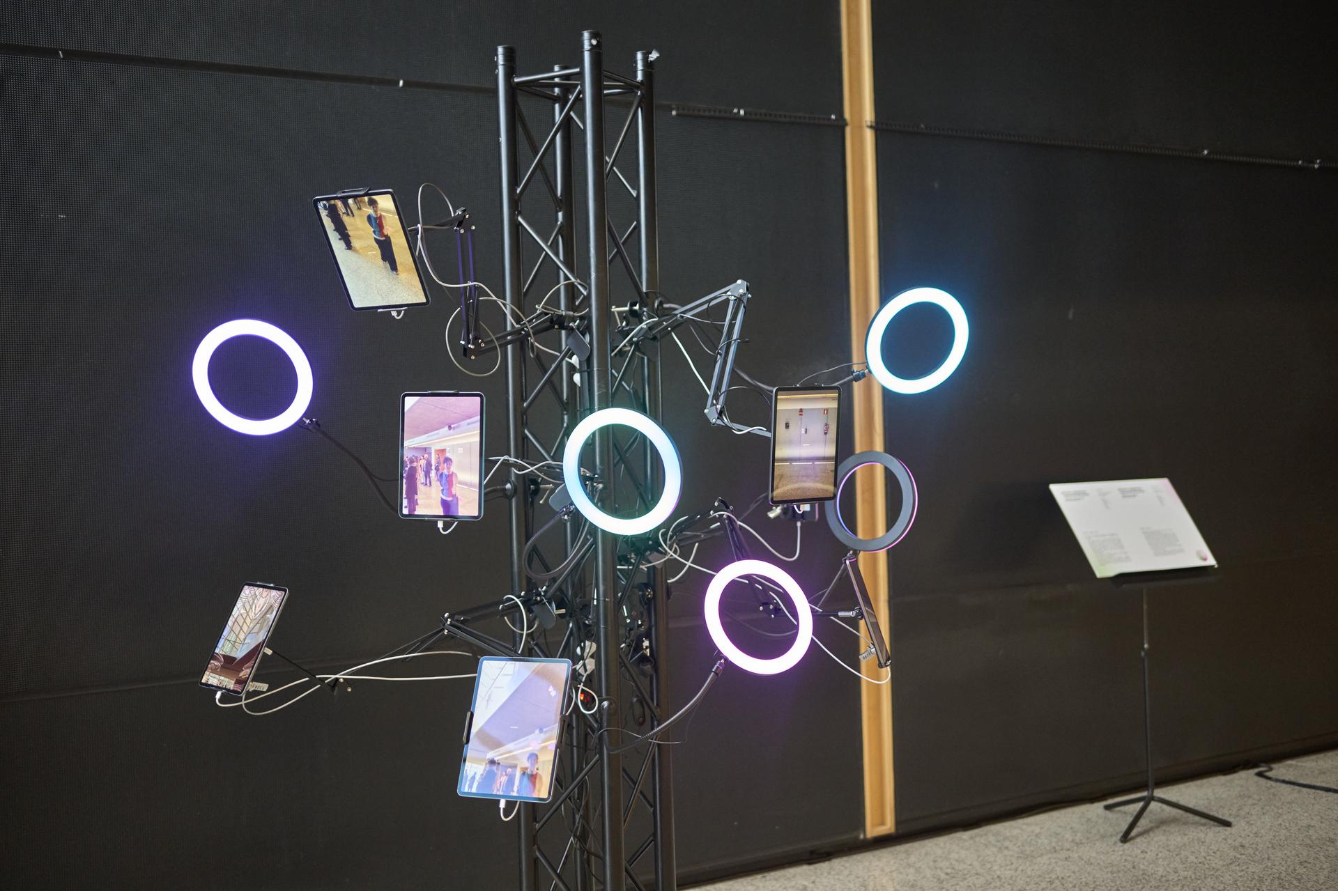 Una de las piezas artísticas de la exposición con las que puede interactuar el público / Foto: Pablo Lorente 20230323 maquinaexpositiva pablolorente 0106