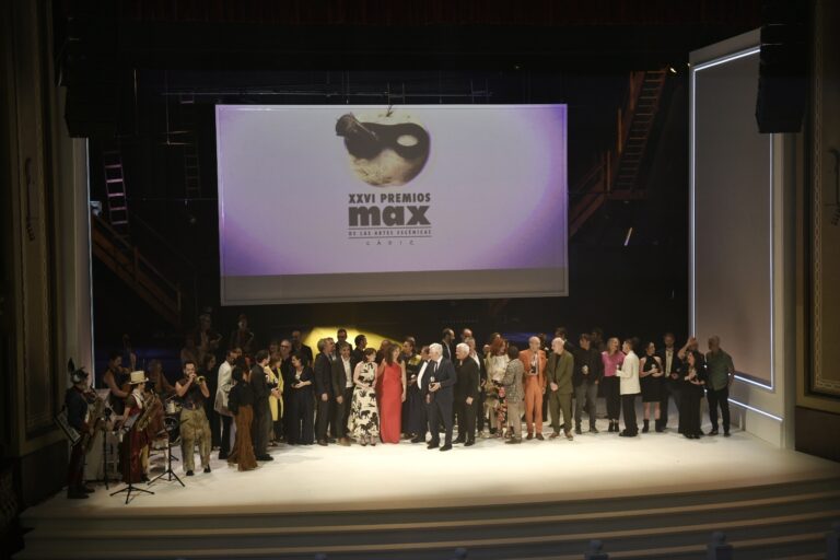 Fotografía de familia de participantes y premiados en la XXVI Gala de los Premios Max en Cádiz