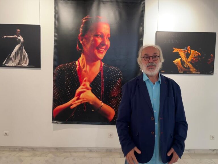 El fotógrafo Paco Manzano delante de una imagen de Carmen Linares de su exposición