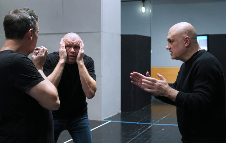 Bo Skovhus (El rey Lear), Calixto Bieito (director de escena) y, de espalda, Andrew Watts (Edgar) 