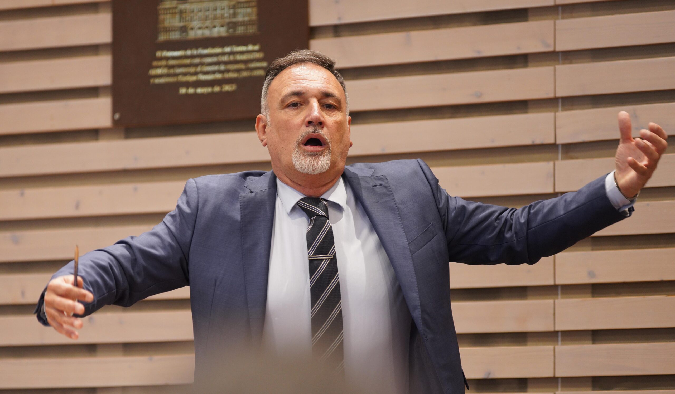 José Luis Basso dirige un ensayo abierto a los medios de comunicación en el Teatro Real