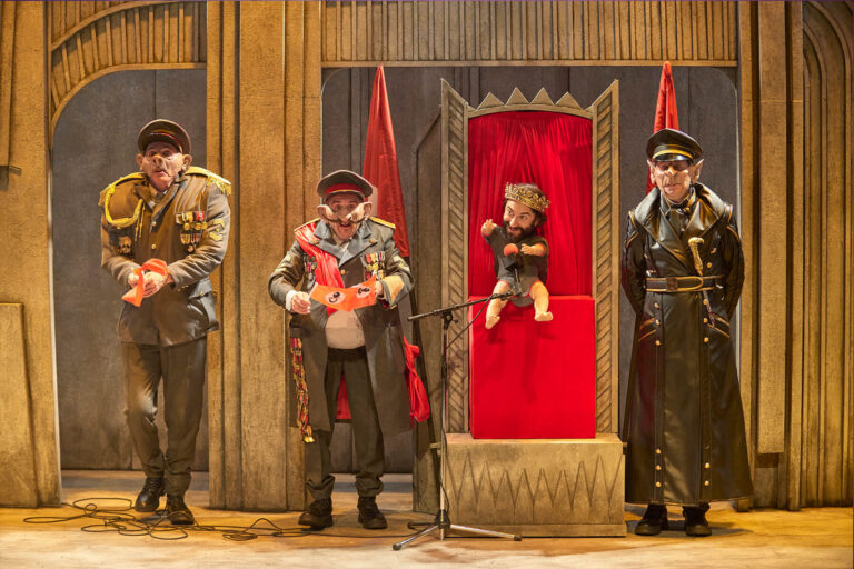 Imagen de escena del espectáculo de la conocida compañía Yllana "War Baby"