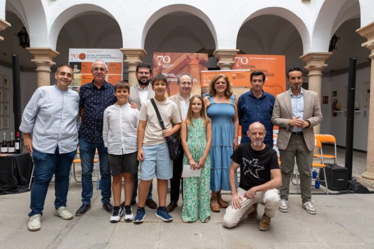 Los protagonistas posan en la presentación de la extensión