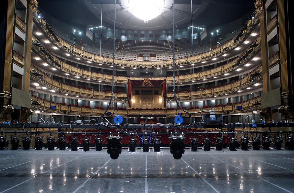 Imagen del interior del Teatro Real desde el escenario