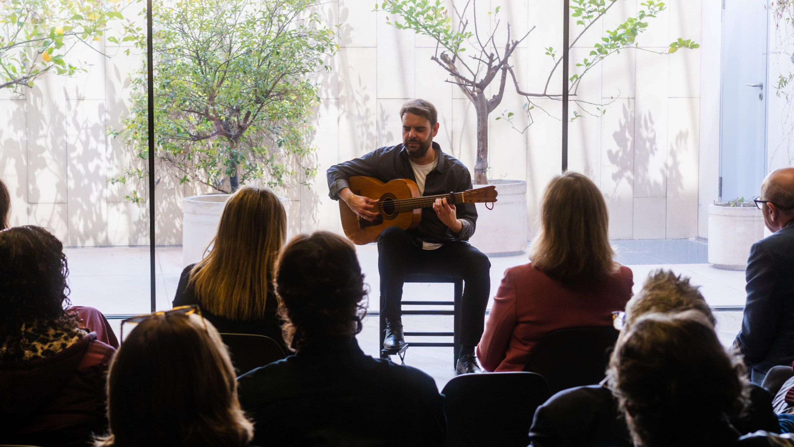 Dani de Morón tocando la guitarra de Federico García Lorca