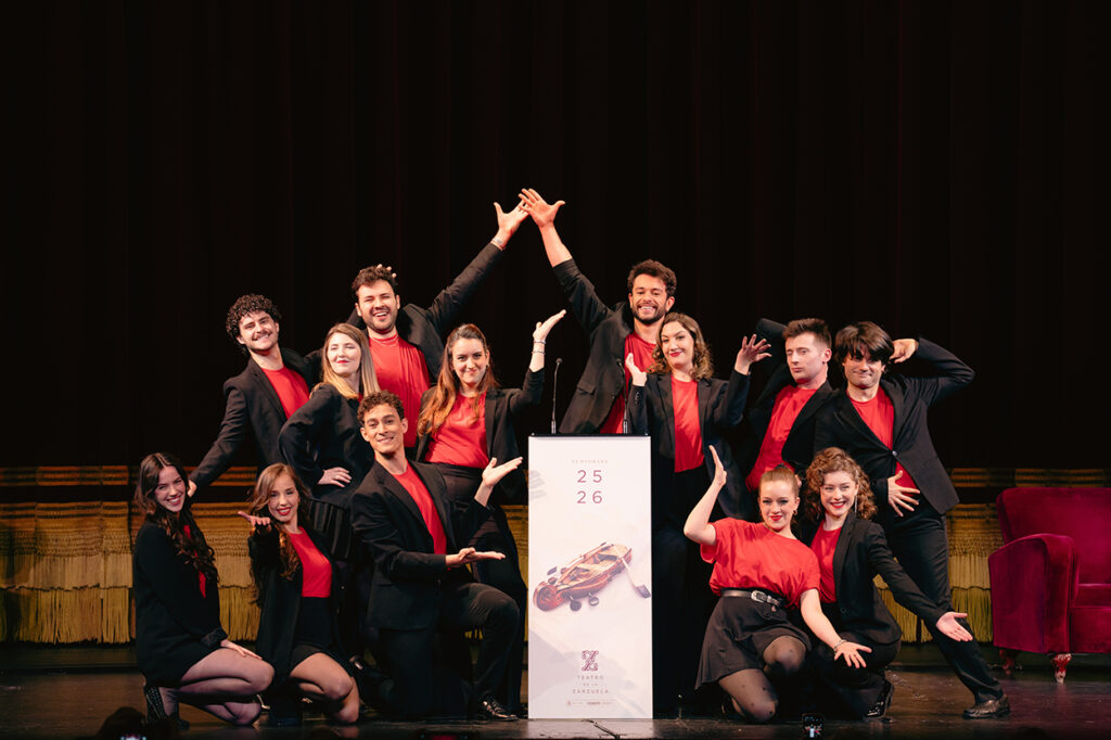 Actuación de los jóvenes artistas del proyecto Zarza