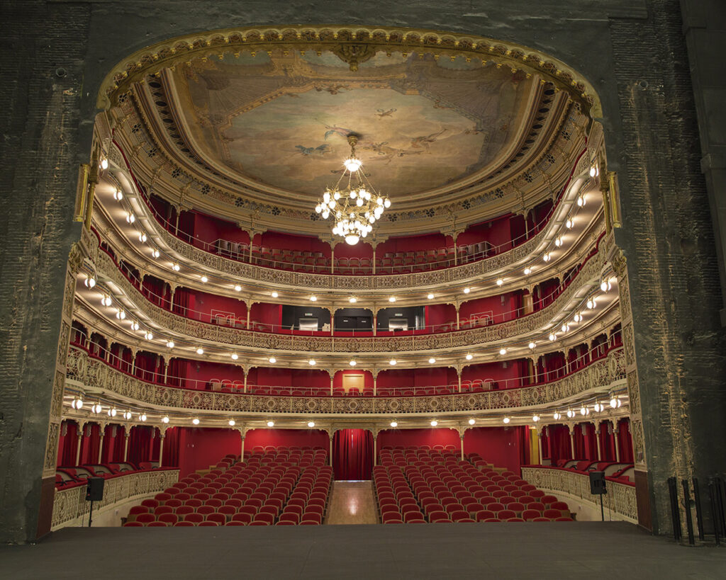 Imagen de la sala del Teatro de la Comedia vista desde el escenario