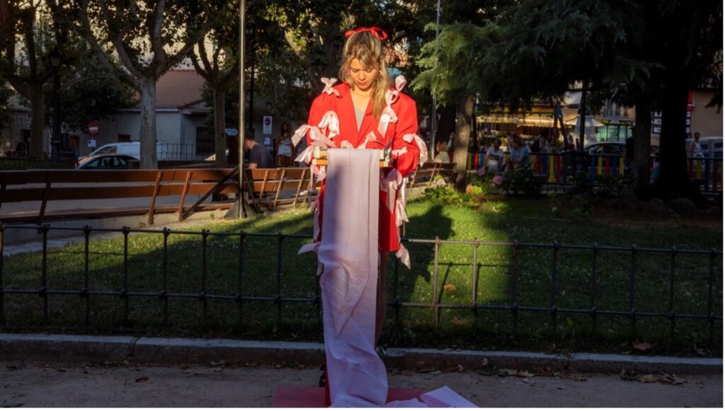 Performance de Paula Mira, Arte Vivo en la Plaza 2024