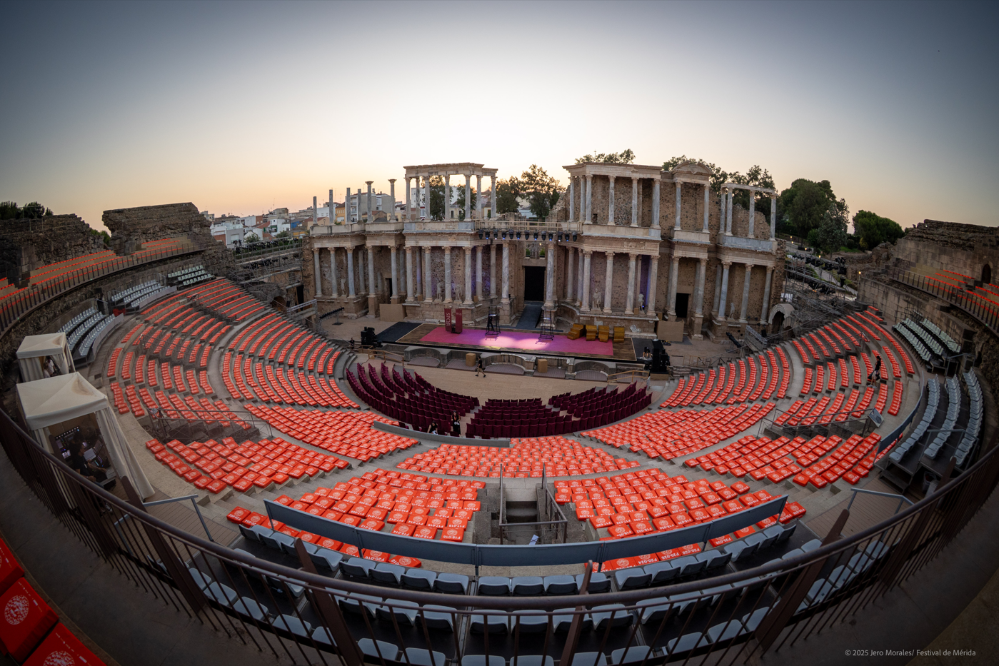 Vista del Teatro Romano de Mérida con los cojines naranjas instalados