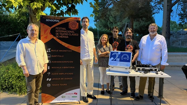 Los responsables posan a la entrada del teatro romano de la ciudad