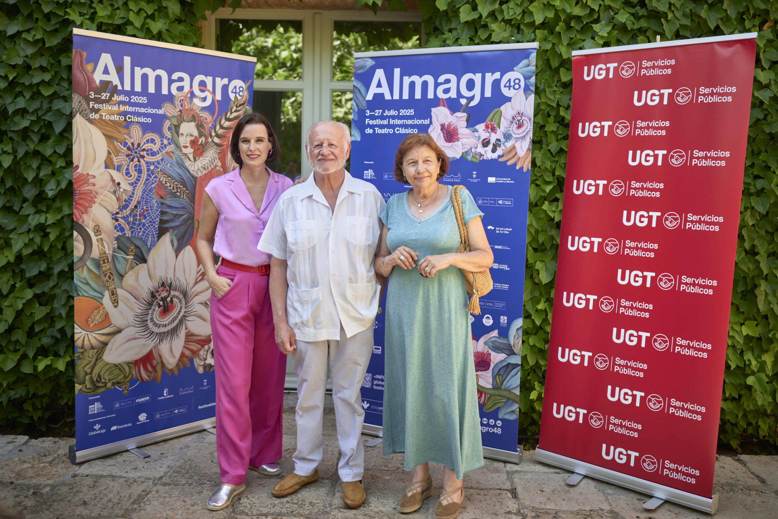 Irene Pardo (dcha.) y Juan Echanove posan junto a Maribel Loranca