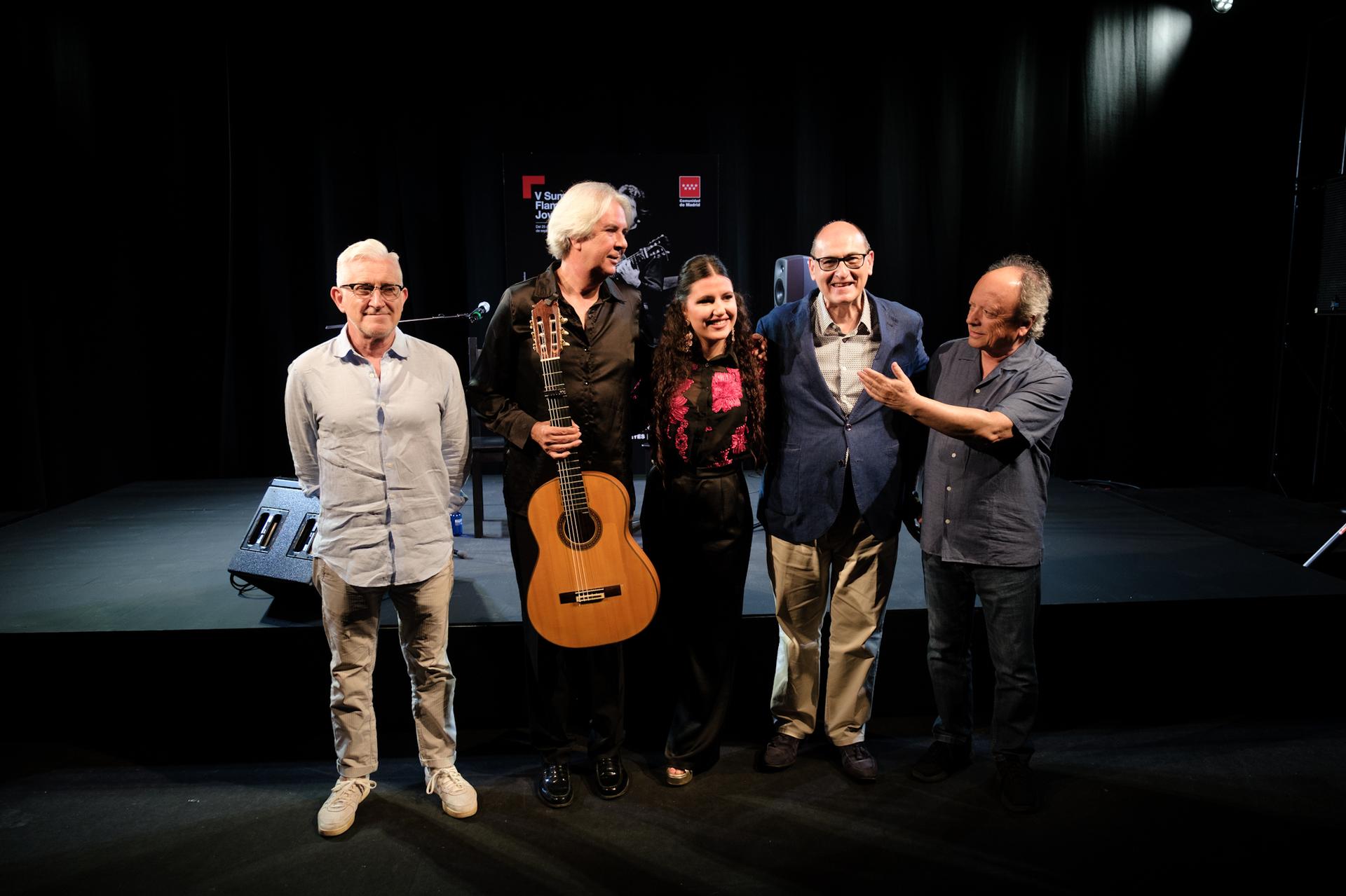 El director de Teatros del Canal, Ruperto Merino; el guitarrista Miguel Cortés, la cantaora Esperanza Garrido; el director general de Promoción Cultural e Industrias Creativas, Manuel Lagos, y el director de Suma Flamenca Joven, Antonio Benamargo, esta mañana en la presentación