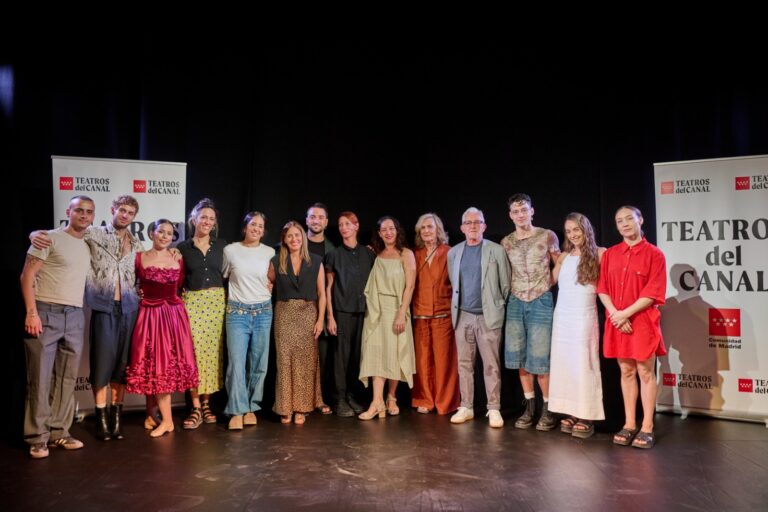 El director de Teatros del Canal, Ruperto Merino, esta mañana junto a algunos de los artistas y compañías que participan en Canal Baila 2025
