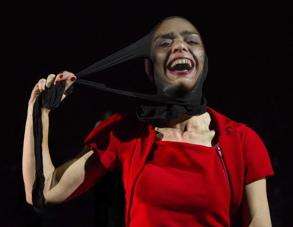 Una de las actrices durante La verdadera historia de Ricardo III