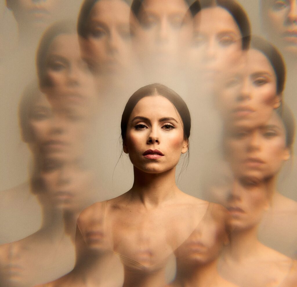 Imagen promocional de Estela Alonso que presentará Aquellas que habitan en mi