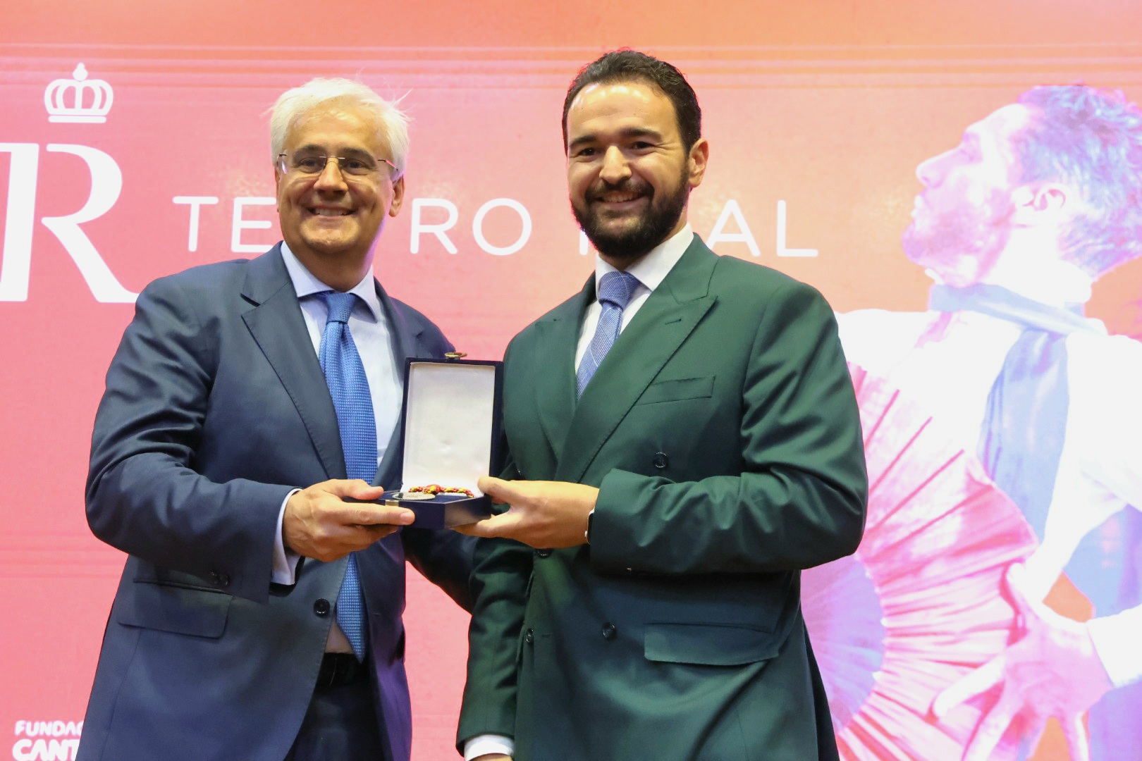 Acto de entrega de la Medalla, con Joaquín Zapata, presidente de la Fundación Cante de las Minas, y Ignacio García-Belenguer, director general del Teatro Real