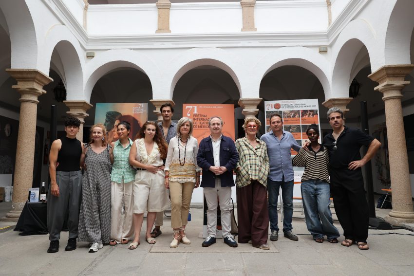 Fotografía de familia de la presentación en la sede del festival