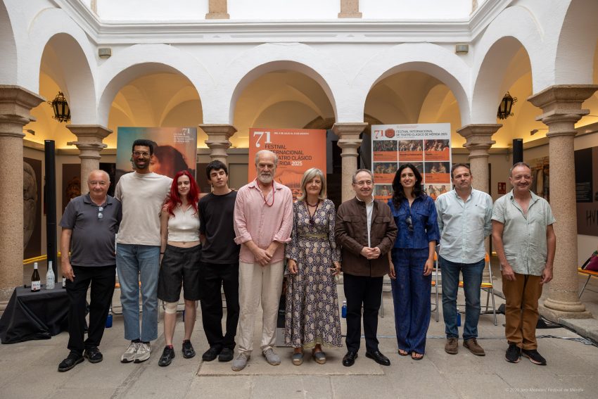 Fotografía de familia de la presentación en la sede del festival