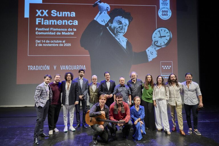 El viceconsejero de Cultura, Luis Martín Izquierdo, junto al director artístico del festival, Antonio Benamargo, autoridades y algunos de los artistas de esta edición, esta mañana en la presentación