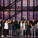 Posado de la compañía junto a la directora del Teatro de la Zarzuela