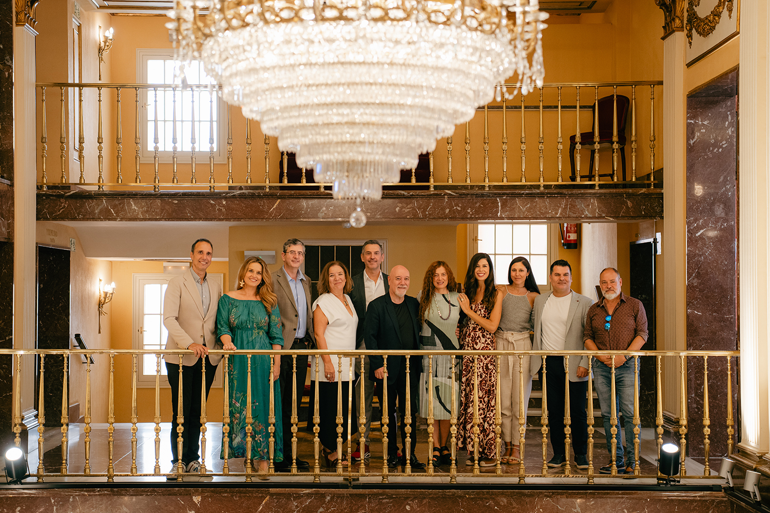 Posado de la compañía en la presentación