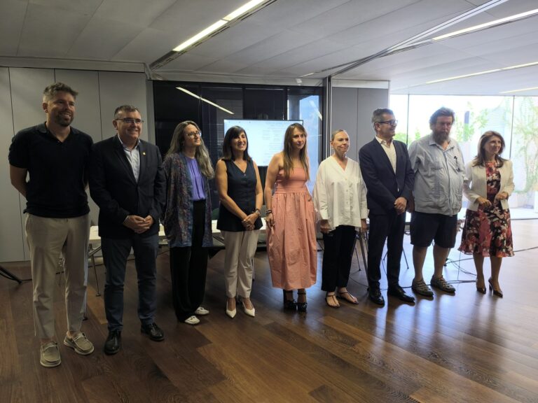 Un momento de la presentación de F.G.L: FLAMENCO GARCÍA LORCA. De izquierda a derecha: Pedro Ordóñez Eslava, José Antonio Montilla Martos, Cristina Hergueta, Pilar Caracuel, Carmen Páez, Laura García Lorca, Juan Ramón Ferreira, Pedro G. Romero y María Rosa Márquez Sánchez