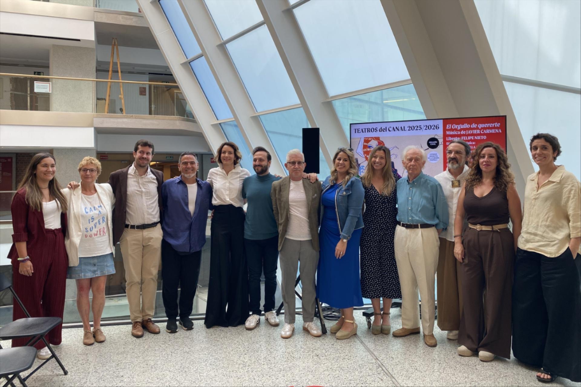 Fotografía de familia de la presentación en los Teatros del Canal el pasado jueves