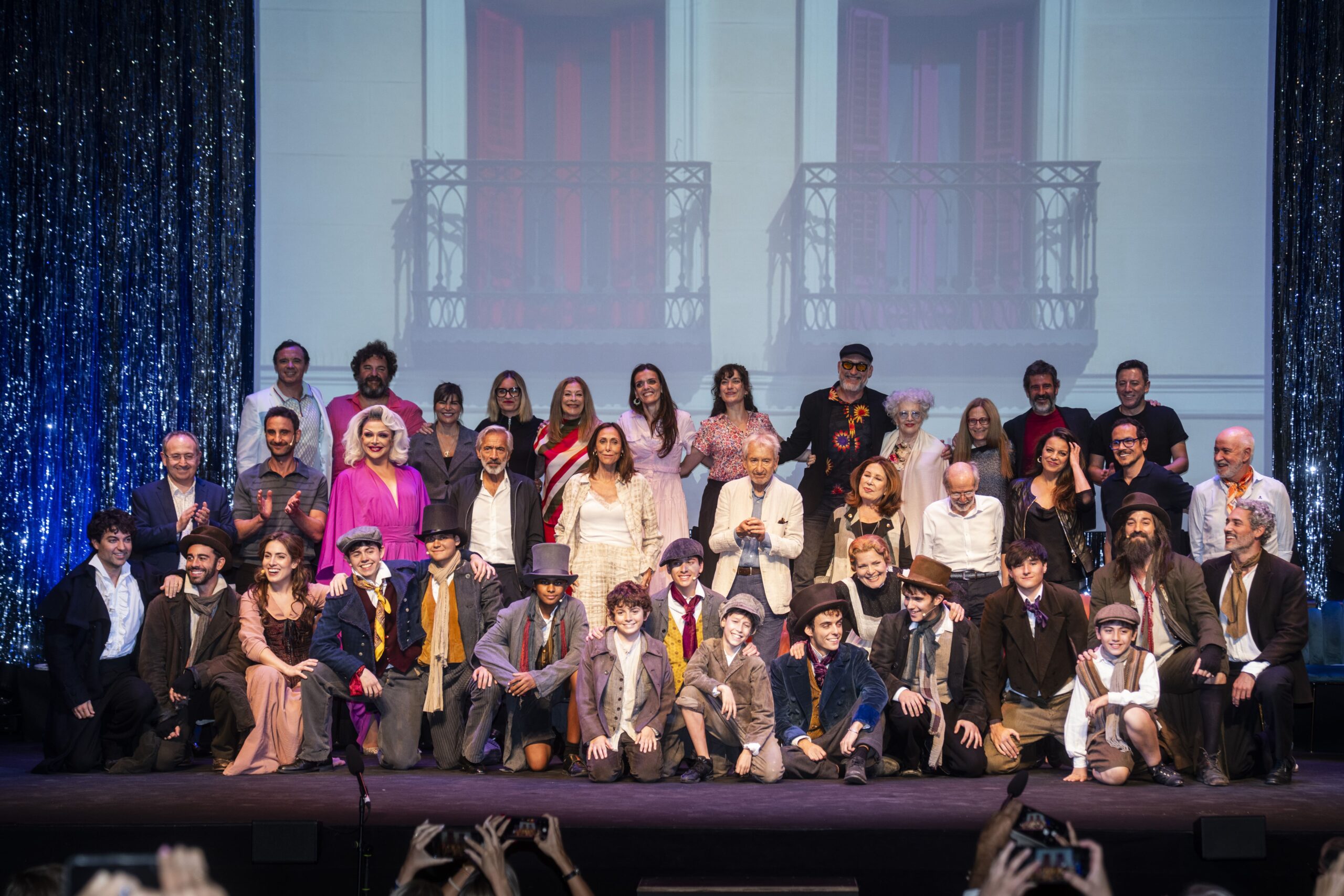 Fotografía de familia de la presentación en el Teatro La Latina