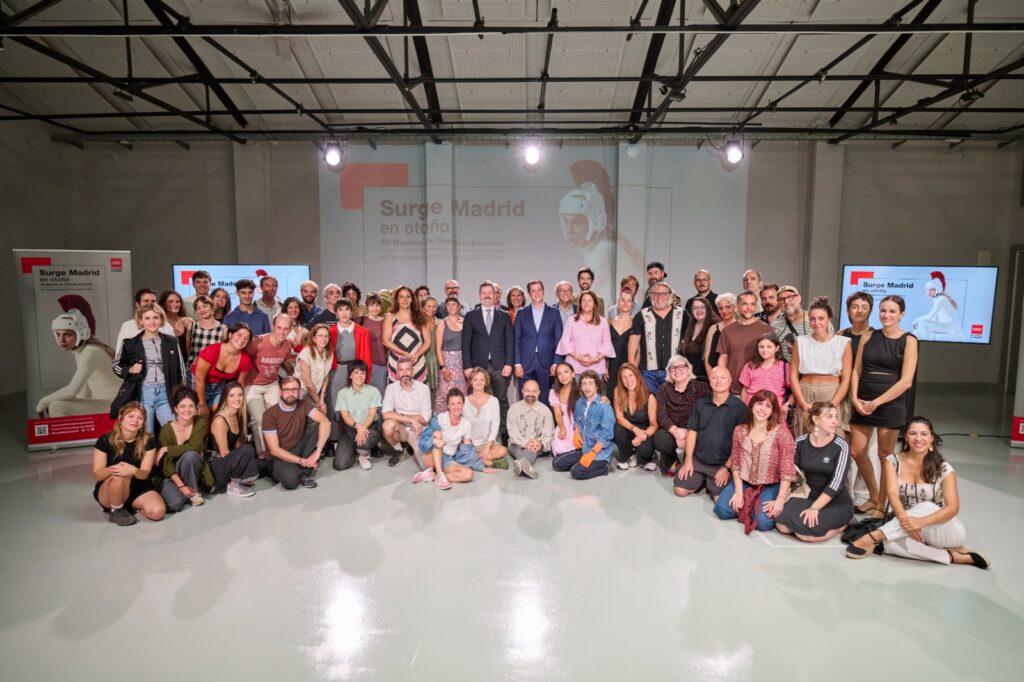 El consejero de Cultura junto a autoridades, los coordinadores del festival, representantes de salas y de compañías, en la presentación en Réplika Teatro