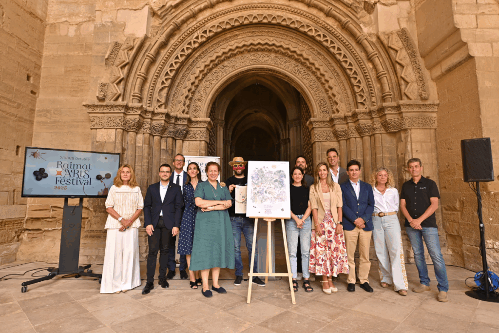 En el centro, Elena de Carandini, presidenta de la Fundación Comunitaria Raimat-Lleida, y Lara Costafreda, artista invitada, junto a patrocinadores y colaboradores del Raimat Arts Festival