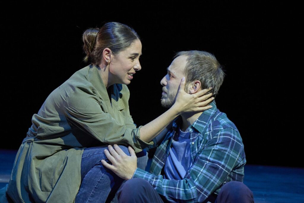 Los actores Candela Serrat y Aleix Peña en un momento de 'Todos pájaros'