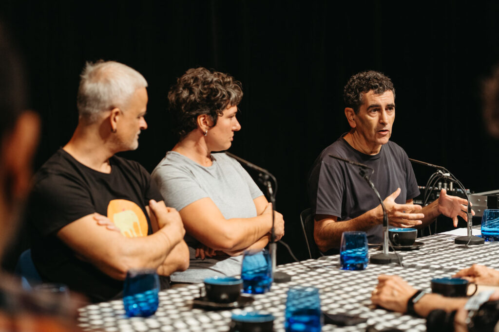 Jesús Muñoz, Joana Alfonso y Juan Mayorga en la presentación a los medios de Adolescencia infinita