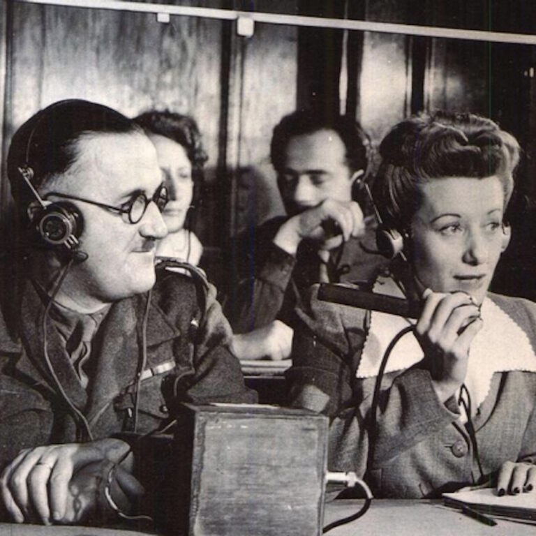 En la foto: Una imagen de la exposición Un juicio, cuatro idiomas. C. D. Macintosh y M. Bortlin