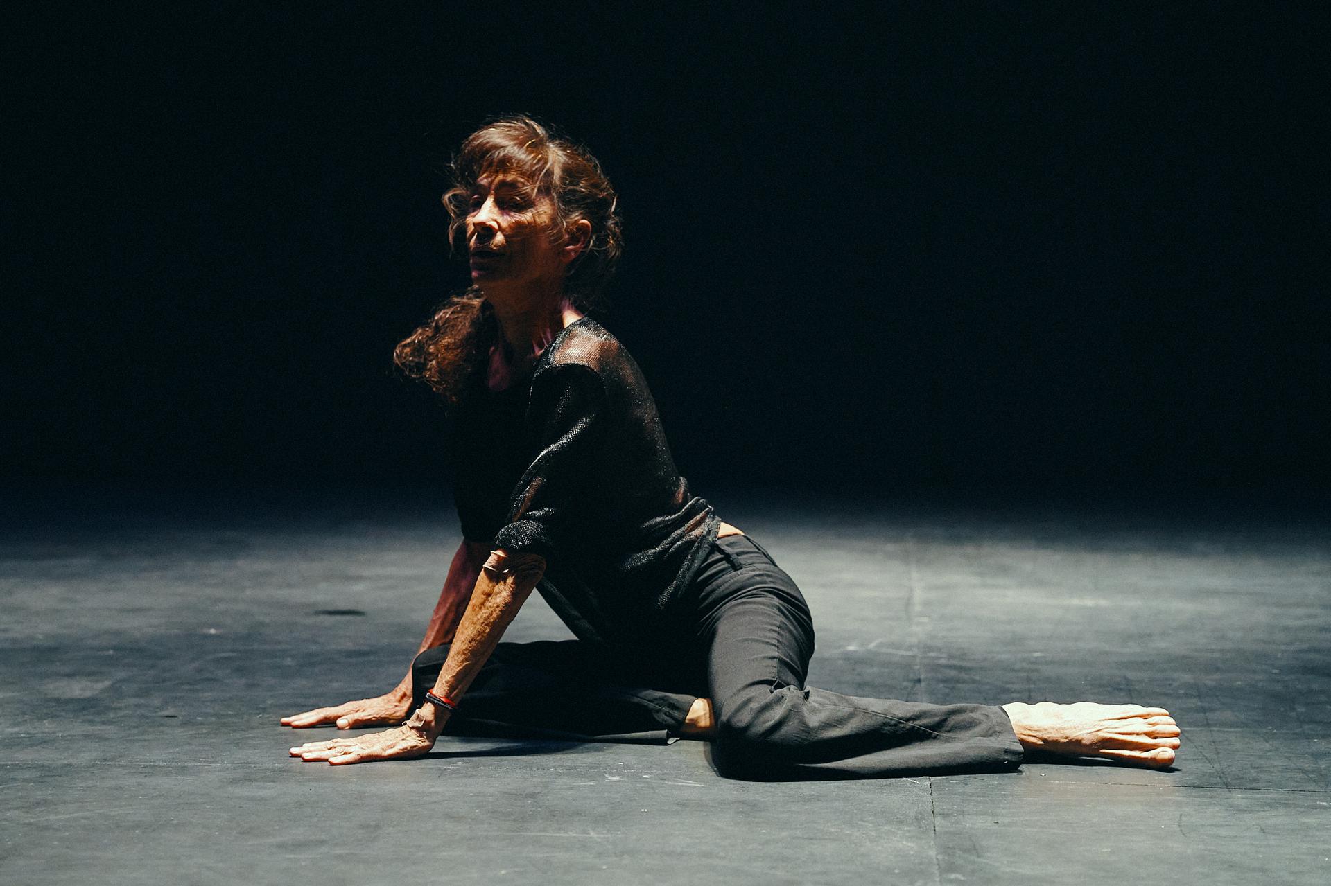La coreógrafa y bailarina Carmen Werner en un ensayo de Delicada caída