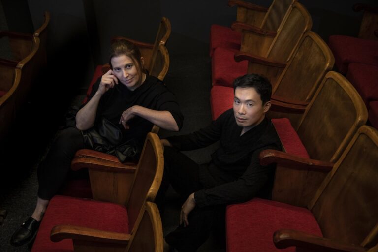 Andrea Stefanoni y Aaron Lee en el patio de butacas del nuevo Espacio Mistral