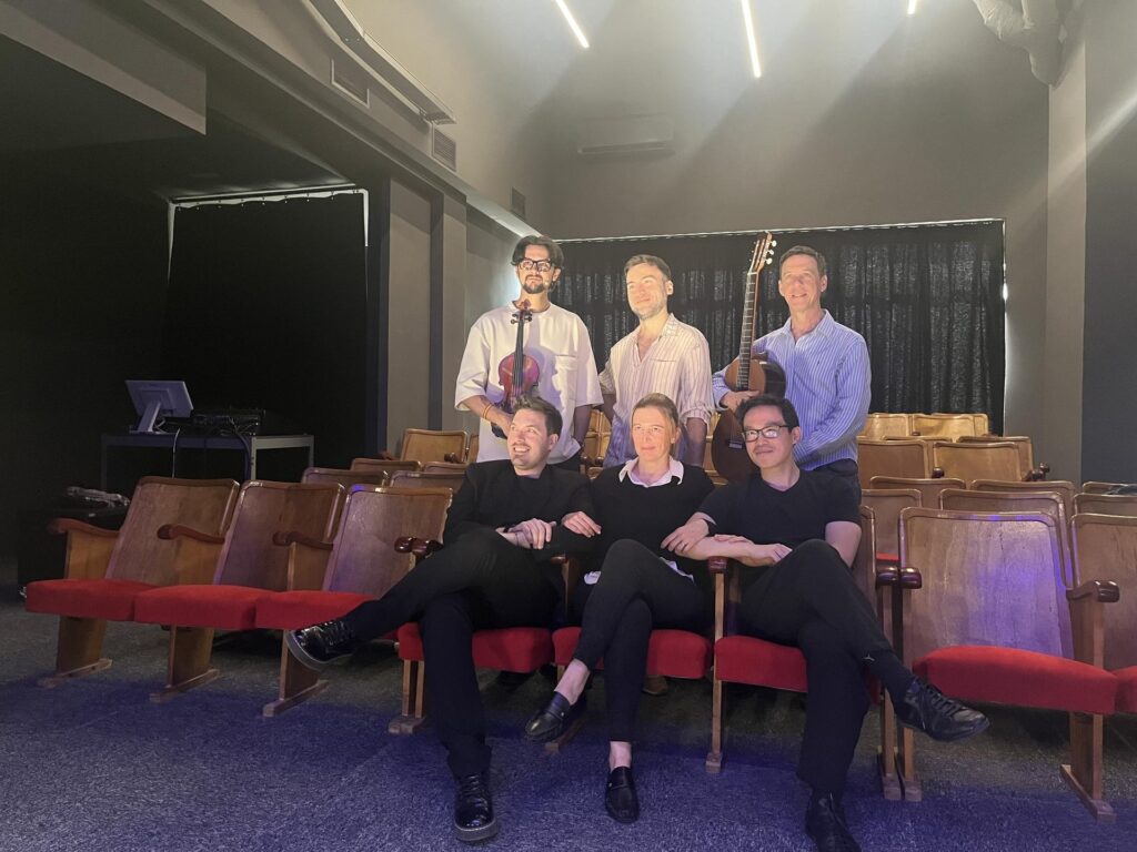 Maxi Legnani, Andrea Stefanoni y Aaron Lee (sentados) junto algunos de los artistas de la programación esta mañana en la presentación del nuevo espacio