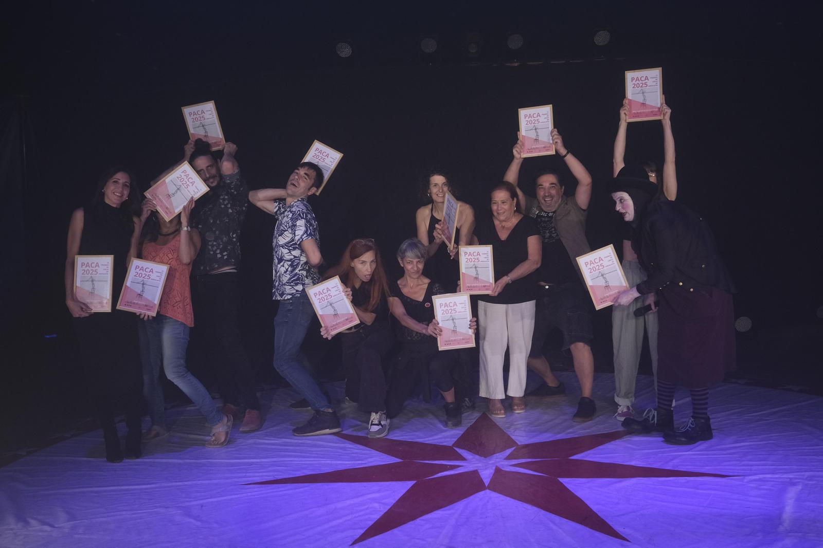 Fotografía de familia de los premiados PACA