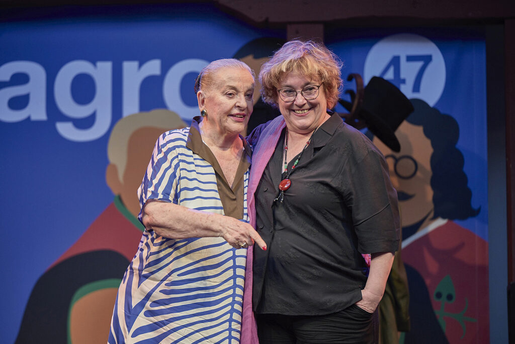 Laila Ripoll junto a su madre, Concha Cuetos, en el Corral de Comedias de Almagro