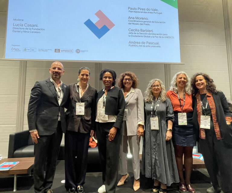De izq. a dcha.: Paulo Pires do Vale, Plan Nacional das Artes de Portugal; Lucía Casani, directora general de la Fundación Daniel y Nina Carasso para España; Nela Riehl, presidenta de la Comisión de Cultura y Educación del Parlamento Europeo; Cecilia Barbieri, jefa de la Sección de Educación para la Ciudadanía Global y la Paz de la UNESCO;Ana Moreno, coordinadora general de Educación del Museo del Prado; Jazmín Beirak, directora general de Derechos Culturales del Ministerio de Cultura; y Andrea de Pascual, PLANEA, red de arte y escuela