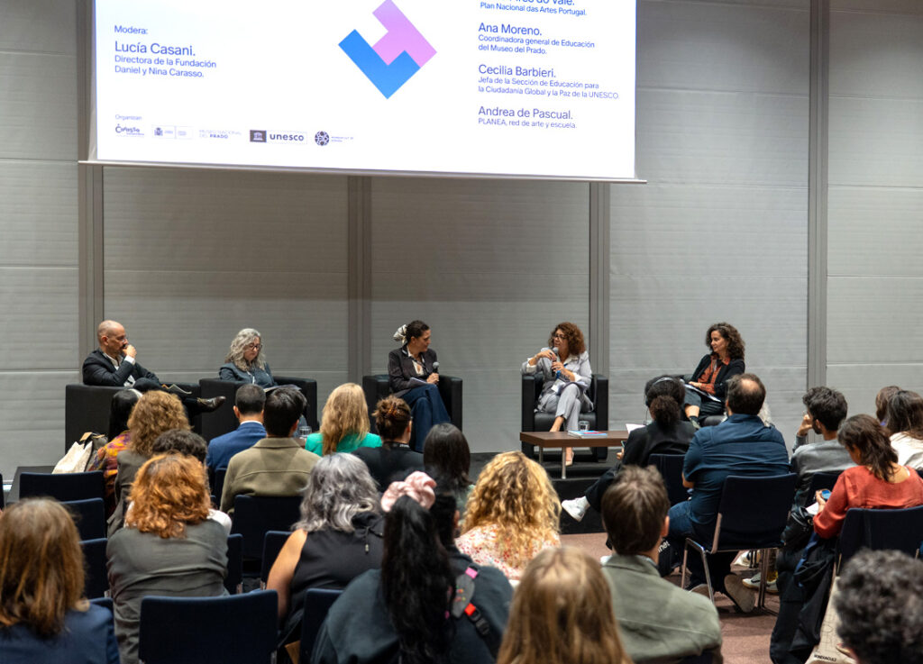 Imagen de la mesa de debate "Cuando el arte entra en la escuela, nace la posibilidad de otro futuro" en MONDIACULT