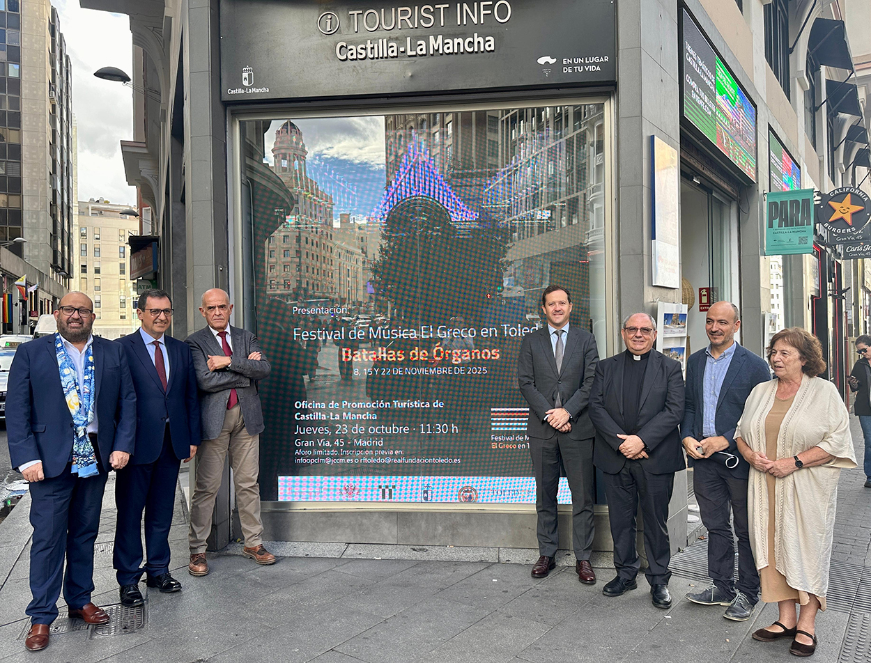 Fotografía de familia de la presentación en Madrid