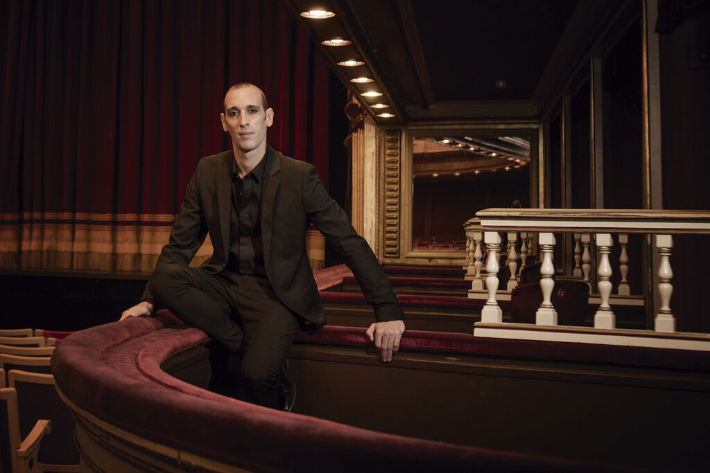 Rubén Olmo en un palco del Teatro de la Zarzuela de Madrid