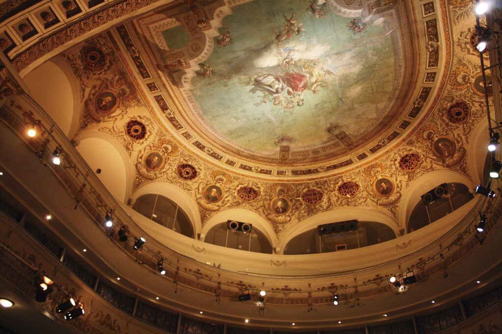 Imagen del techo del Teatro de Rojas de Toledo
