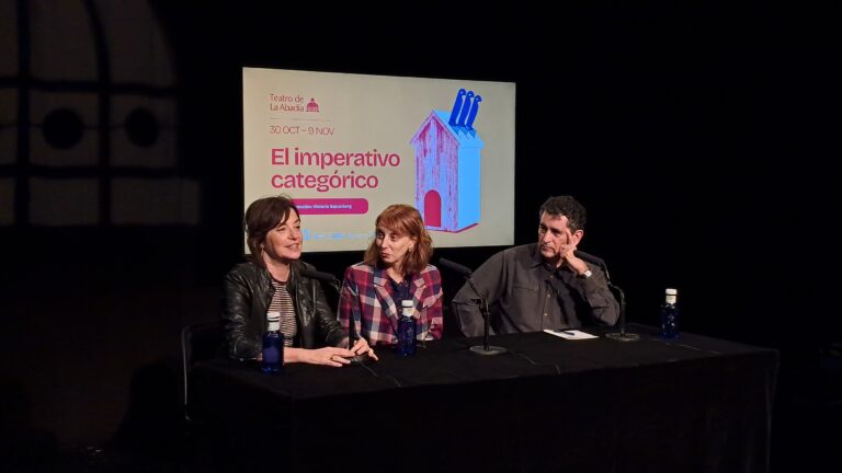 Àgata Roca, Victoria Szpunberg y Juan Mayorga en la presentación de El imperativo categórico